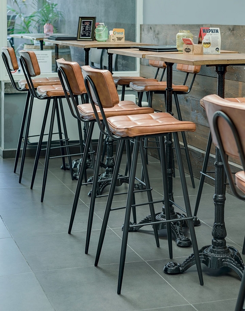 Tabouret de bar rembourré avec dossier bas, assise en simili